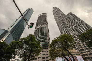 KUALA LUMPUR, MALAYSIA - Mart 2020: Kuala Lumpur şehir merkezi, Kuala Lumpur ve Petronas ikiz kuleleri, Malezya