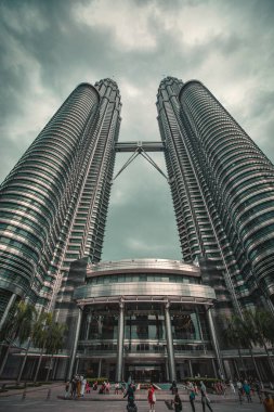 KUALA LUMPUR, MALAYSIA - Mart 2020: Kuala Lumpur şehir merkezi, Kuala Lumpur ve Petronas ikiz kuleleri, Malezya