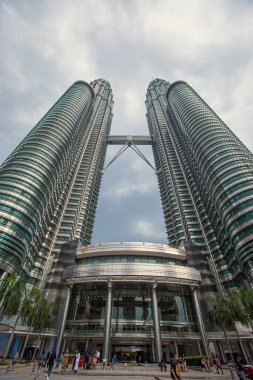 KUALA LUMPUR, MALAYSIA - Mart 2020: Kuala Lumpur şehir merkezi, Kuala Lumpur ve Petronas ikiz kuleleri, Malezya