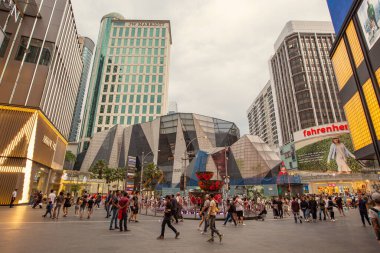 Malezya, Kuala Lumpur - Mart 2020: Pavilion kristal çeşmesi Malezya 'daki Pavilion alışveriş merkezinin Bukit Bintang girişinde