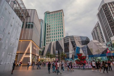 Malezya, Kuala Lumpur - Mart 2020: Pavilion kristal çeşmesi Malezya 'daki Pavilion alışveriş merkezinin Bukit Bintang girişinde