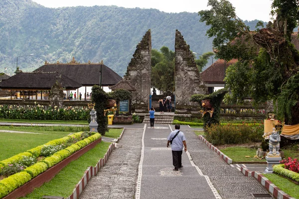 Bali Indonézia Február 2020 Balinéz Emberek Hagyományosan Öltözött Látogató Templom — Stock Fotó