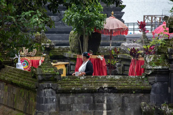 Bali Indonesia Febrero 2020 Pueblo Balinés Tradicionalmente Vestido Templo Visita — Foto de Stock
