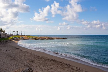 Deniz kıyısının gündüz manzarası, tatil konsepti.