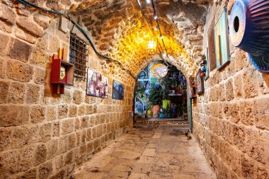 TEL AVIV, ISRAEL - Aralık 2019: Tel Aviv, İsrail 'deki eski dar Jaffa caddesi