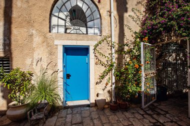 TEL AVIV, ISRAEL - Aralık 2019: Tel Aviv, İsrail 'deki eski dar Jaffa caddesi