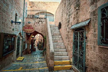 TEL AVIV, ISRAEL - Aralık 2019: Tel Aviv, İsrail 'deki eski dar Jaffa caddesi