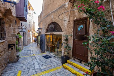 TEL AVIV, ISRAEL - Aralık 2019: Tel Aviv, İsrail 'deki eski dar Jaffa caddesi