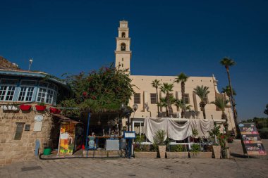 TEL AVIV, ISRAEL - Aralık 2019: Tel Aviv, İsrail 'deki eski dar Jaffa caddesi