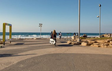 Deniz kıyısının gündüz manzarası, tatil konsepti.