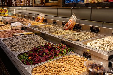 İsrail, Tel Aviv 'deki Sarona Market' ten baharat ve şekerleme dükkanı