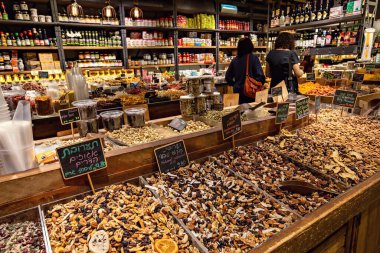 İsrail, Tel Aviv 'deki Sarona Market' ten baharat ve şekerleme dükkanı