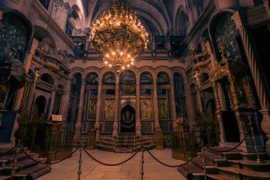 Kutsal Mezar Kilisesi. İçini büyük bir avizeyle inşa ediyor.