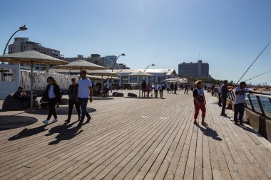 Deniz kıyısının gündüz manzarası, tatil konsepti.