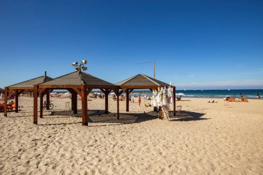 Güneşli bir günde Tel Aviv 'de halk plajı, İsrail