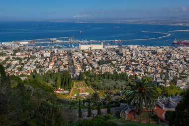 HAIFA, ISRAEL - Aralık 2019: Bah 'Gardens Haifa, Balkon manzaralı (Bah Holy Place), İsrail