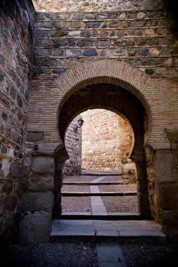 İspanya 'nın eski Toledo kasabasındaki taş giriş kapısı.