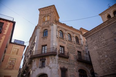 Toledo şehir manzarası. Toledo şehrinin tarihi mimarisi, eski şehir Toledo 'nun dar sokakları, İspanya