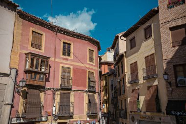 Toledo şehir manzarası. Toledo şehrinin tarihi mimarisi, eski şehir Toledo 'nun dar sokakları, İspanya
