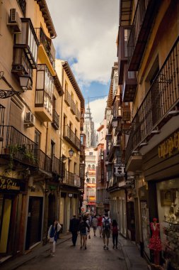 Toledo şehir manzarası. Toledo şehrinin tarihi mimarisi, eski şehir Toledo 'nun dar sokakları, İspanya