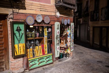 İspanya 'nın Toledo merkezinde çeşitli seramik tabak ve kâseleri olan hediyelik eşya dükkanı.