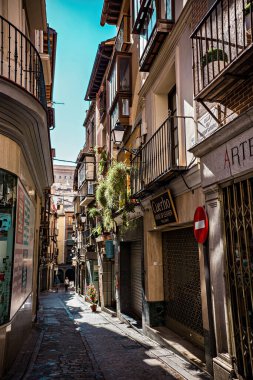 Toledo şehir manzarası. Toledo şehrinin tarihi mimarisi, eski şehir Toledo 'nun dar sokakları, İspanya
