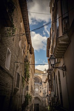 Toledo, İspanya 'daki Aziz Mary Katedrali' nin kapılarından biri olan Saatin Geçidi.