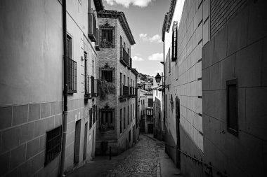 Toledo şehir manzarası. Toledo şehrinin tarihi mimarisi, eski şehir Toledo 'nun dar sokakları, İspanya
