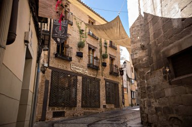 Toledo şehir manzarası. Toledo şehrinin tarihi mimarisi, eski şehir Toledo 'nun dar sokakları, İspanya