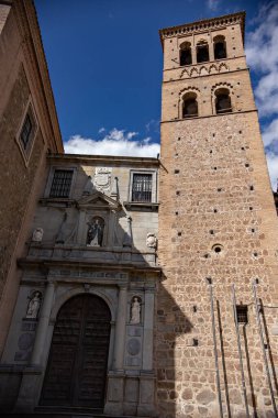 Toledo şehir manzarası. Toledo şehrinin tarihi mimarisi, eski şehir Toledo 'nun dar sokakları, İspanya