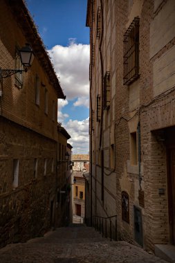 Toledo şehir manzarası. Toledo şehrinin tarihi mimarisi, eski şehir Toledo 'nun dar sokakları, İspanya