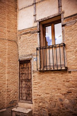 Eski evin dış görünüşü, çitli balkon.