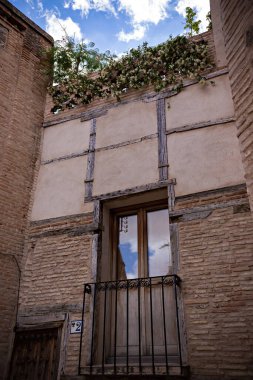Eski evin dış görünüşü, çitli balkon.