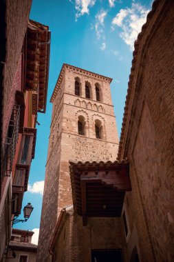 Mavi gökyüzü arkaplanlı şehir mimarisinin alt görünümü