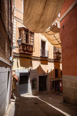 Toledo şehir manzarası. Toledo şehrinin tarihi mimarisi, eski şehir Toledo 'nun dar sokakları, İspanya