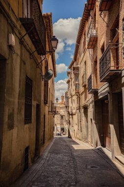 Toledo şehir manzarası. Toledo şehrinin tarihi mimarisi, eski şehir Toledo 'nun dar sokakları, İspanya