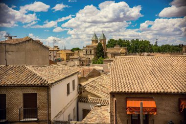 Toledo şehrinin havadan görünüşü, Toledo 'nun çatıları, Castilla La Mancha, İspanya