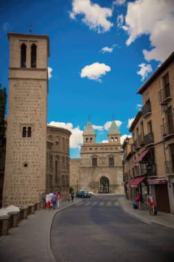 Toledo şehir manzarası. Toledo şehrinin tarihi mimarisi, eski şehir Toledo 'nun dar sokakları, İspanya