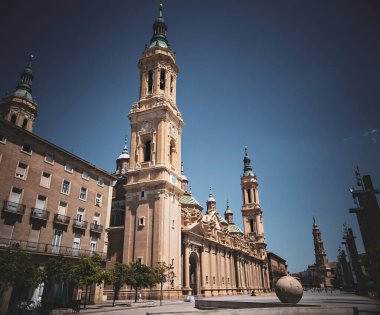 Güneşli bir günde Meryem Ana 'nın Katedral-Bazilikası, Aragon' un Zaragoza kentindeki Roma Katolik Kilisesi. 