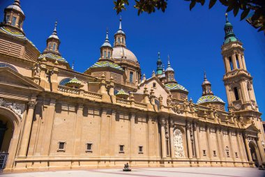 Güneşli bir günde Meryem Ana 'nın Katedral-Bazilikası, Aragon' un Zaragoza kentindeki Roma Katolik Kilisesi. 