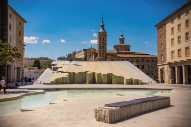 İspanya Çeşmesi (Fuente de la Hispanidad) Zaragoza şehir merkezinde, Aragon, İspanya