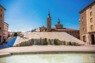 İspanya Çeşmesi (Fuente de la Hispanidad) Zaragoza şehir merkezinde, Aragon, İspanya