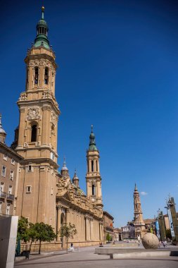 Güneşli bir günde Meryem Ana 'nın Katedral-Bazilikası, Aragon' un Zaragoza kentindeki Roma Katolik Kilisesi. 