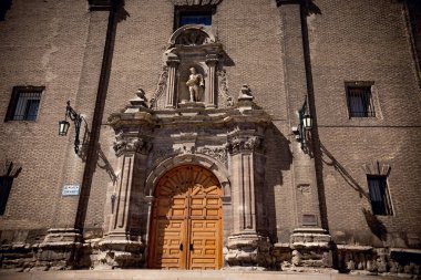 Zaragoza İspanya Katedrali 'nin büyük ahşap kapısı.
