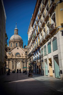 Güneşli bir günde Meryem Ana 'nın Katedral-Bazilikası, Aragon' un Zaragoza kentindeki Roma Katolik Kilisesi. 