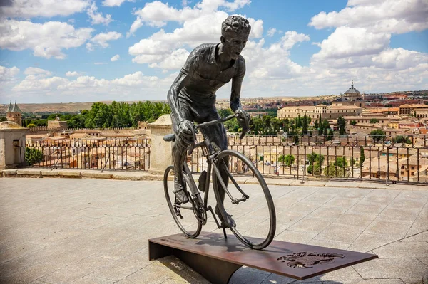 Bicyclist Monument City View Background — Stockfoto