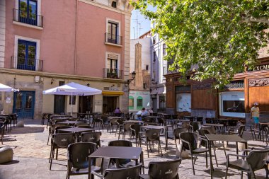Zaragoza İspanya 'da tarihi evleri ve sokak kafesi olan eski bir kasaba.