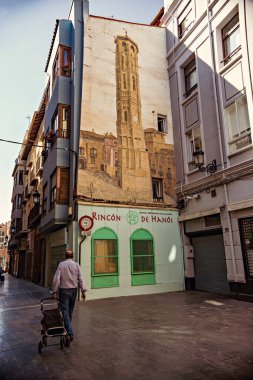 Zaragoza İspanya 'da tarihi evleri ve sokak kafesi olan eski bir kasaba.