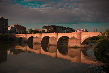 İspanya 'nın Zaragoza nehri üzerindeki köprüsü.