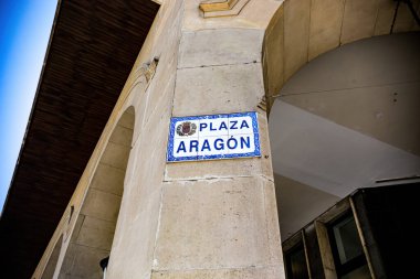 Zaragoza İspanya 'daki evin üzerindeki plaza Aragon seramik tabela.